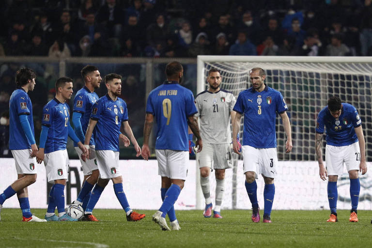 Jogadores da Itália após a derrota para a Macedônia do Norte