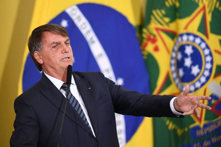 Bolsonaro anuncia pacote para aliviar punição a policiais