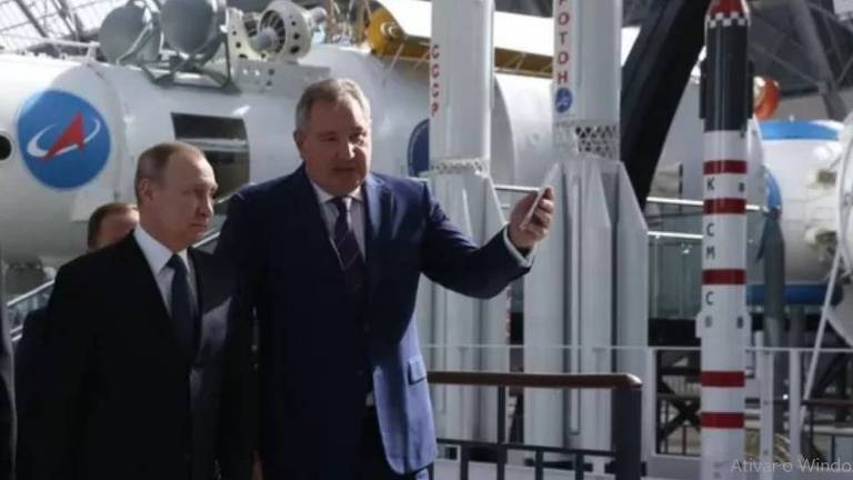 Dmitry Rogozin (à direita), chefe da agência espacial russa Roscosmos, fez fortes críticas às sanções contra a Rússia