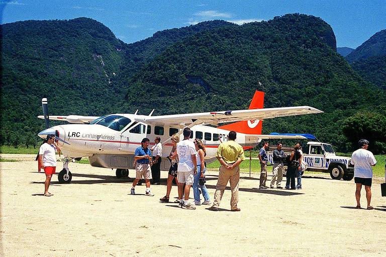 Avião modelo Cessna Caravan em pista de terra em Mangaratiba (RJ)

