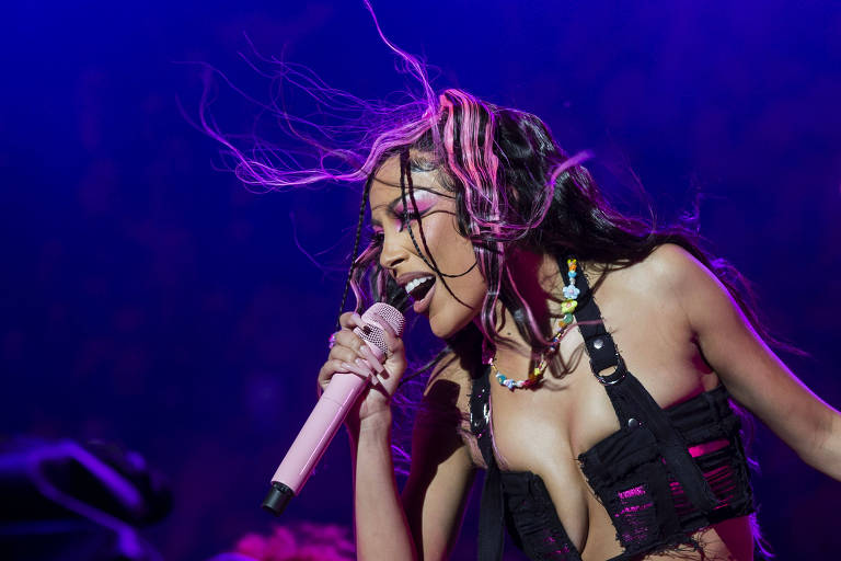 A cantora Doja Cat em show no palco Onix, durante o Lollapalooza, realizado no autódromo de Interlagos