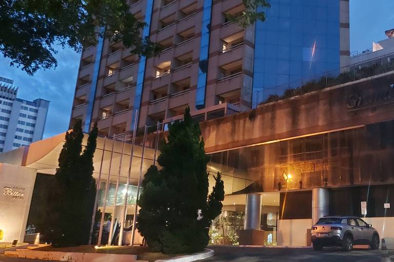 Hotel Grand Bittar, em Brasília, usado como QG de pastores que negociavam recursos do MEC. Na fachada do hotel, aparece parte da torre de apartamento. Na frente, há duas árvores e um carro está parado