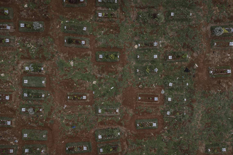 Imagem aérea do cemitério da Vila Formosa, na zona leste de São Paulo, às vésperas do Brasil atingir a marca de 600 mil mortos por Covid