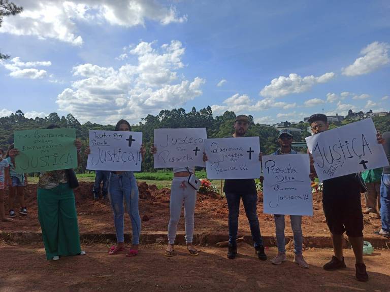 Seis pessoas segurando cartazes que dizem "Justiça para Priscila Diva", mulher trans assassinada em Mairiporã