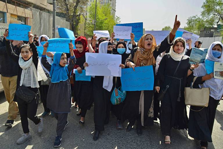 Meninas afegãs vão às ruas protestar contra fechamento de escolas pelo Talibã