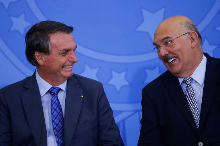 Sentados lado a lado diante de um fundo azul claro com as várias estrelas, Bolsonaro e Ribeiro, dois homens brancos e de terno, se olham sorrindo
