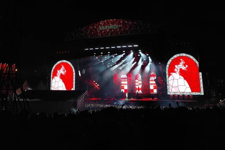 Emicida e Alessia Cara fazem homenagem a baterista do Foo Fighters no Lollapalooza