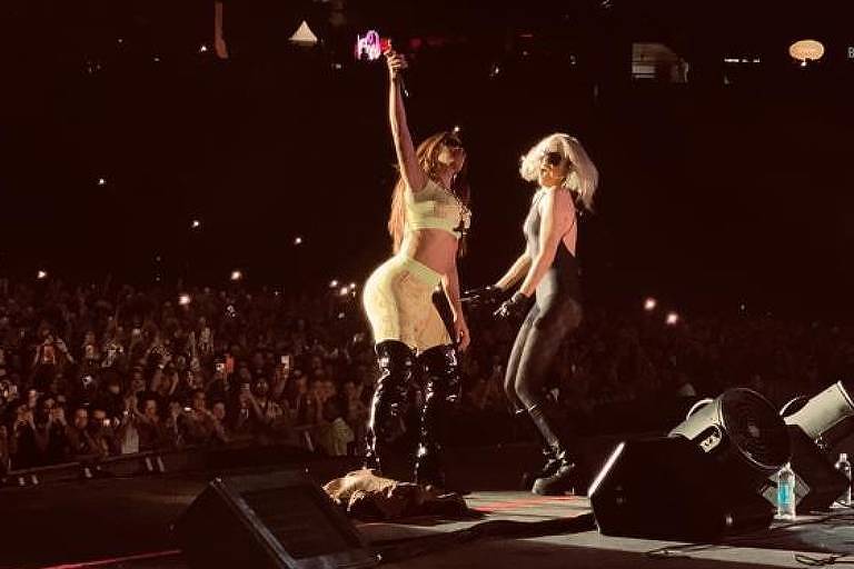 Anitta e Miley Cyrus cantam e batem bumbum no melhor show do Lollapalooza, em SP