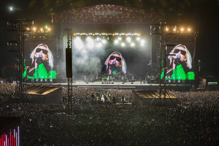 A cantora Miley Cyrus se apresenta no palco Budweiser durante o festival Lollapalooza, em São Paulo