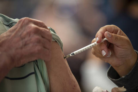 SÃO PAULO, SP, 23.03.2022 - Vacinação de idosos com a quarta dose da vacina contra a Covid, em São Paulo. (Foto: Danilo Verpa/Folhapress)