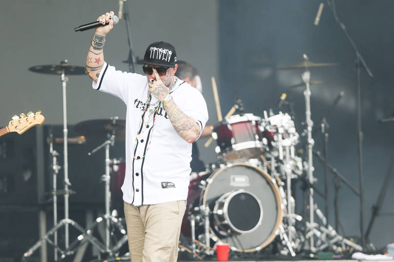 Tico Santa Cruz, vocalista do Detonautas, foi além e fez um discurso contrário ao governo federal