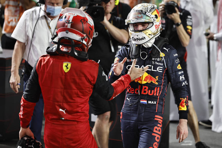 Leclerc (esq.) e Verstappen se cumprimentam após o fim da prova