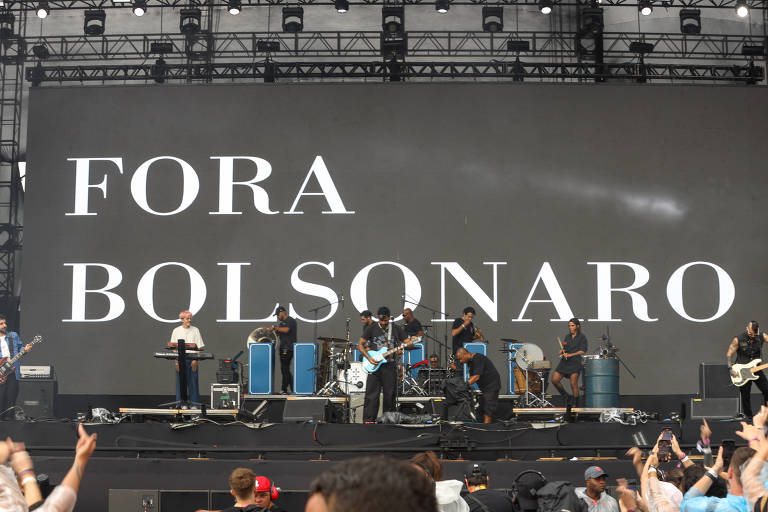 Mensagem 'Fora Bolsonaro' em projeção no palco do festival musical Lollapalooza
