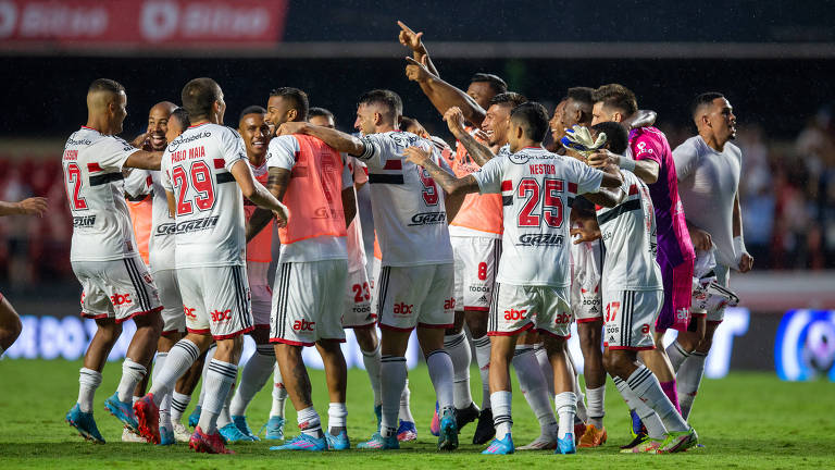 Jogadores do São Paulo dão abraço coletivo no campo, depois da vitória contra o Corinthians