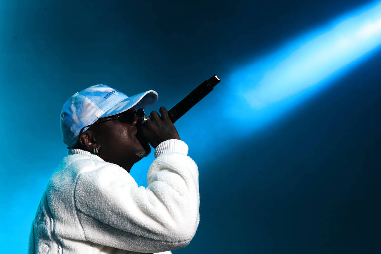 O rapper Djonga foi mais um a puxar um coro de 'Fora, Bolsonaro' e ainda xingou o presidente: 'Dedo do meio para o alto, e pensem em um cara que vocês odeiam'. 'Bolsonaro, vai tomar no cu. Vou falar 20 vezes isso hoje. Não é para falar? Então vou, faltam 19', completou.