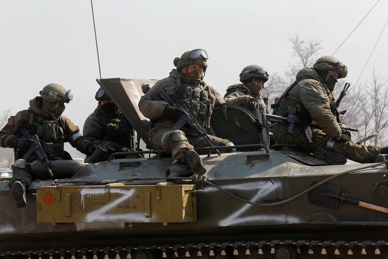 Tropa pró-Rússia em veículo blindado com letras 'Z' (de 'Za pobedu", pela vitória) na cidade sitiada de Mariupol, na Ucrânia