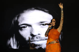 Kehlani homenageia Taylor Hawkins em seu show no Lollapalooza