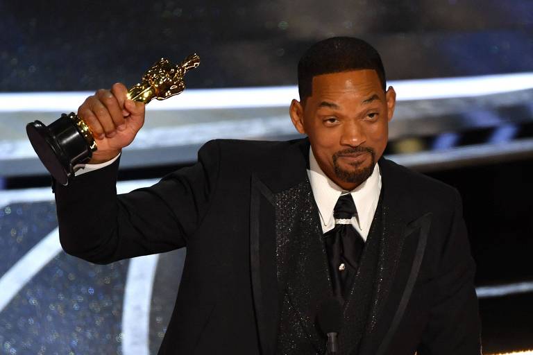 Will Smith ganha Oscar de melhor ator e pede desculpas após bater em Chris Rock