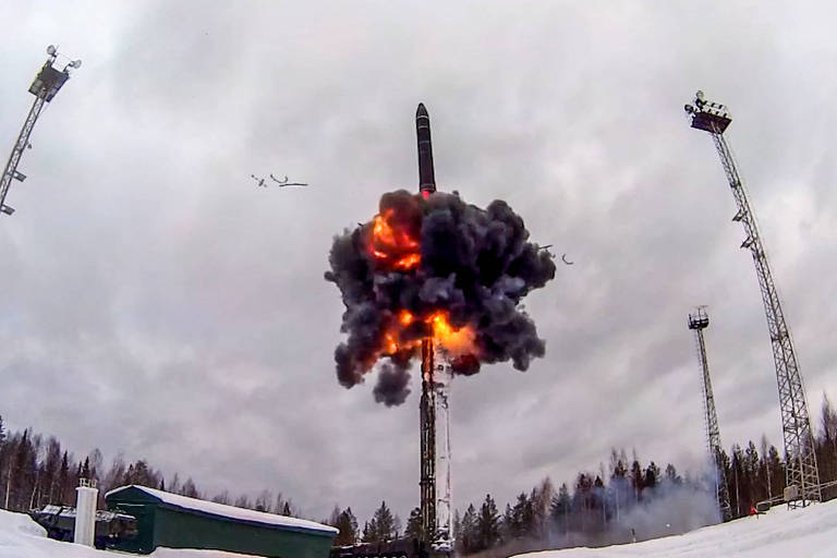 Míssil intercontinental Iars é lançado em teste de forças nucleares russas cinco dias antes da guerra na Ucrânia