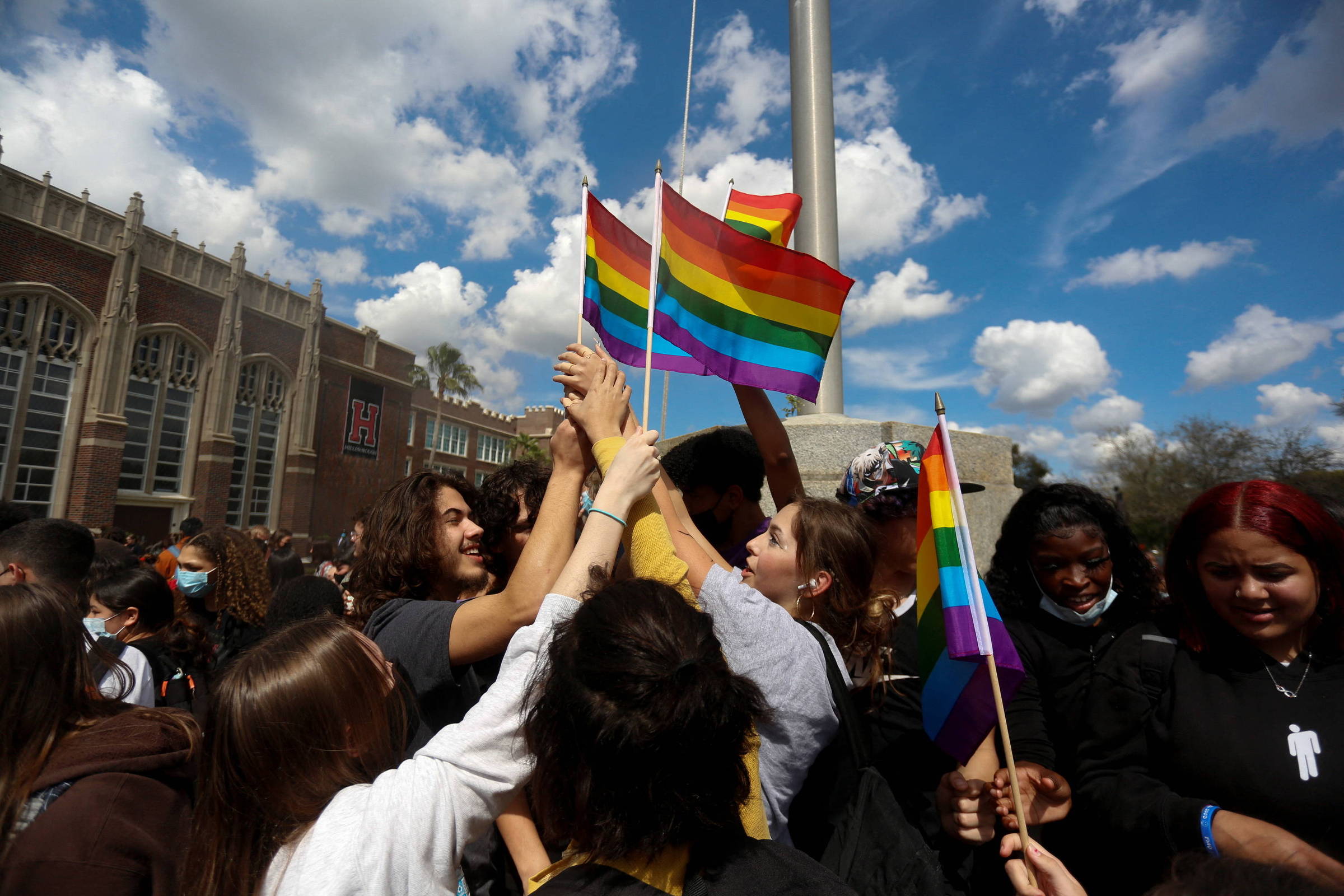 Escola de aluno que sofreu críticas ao propor tema LGBT terá
