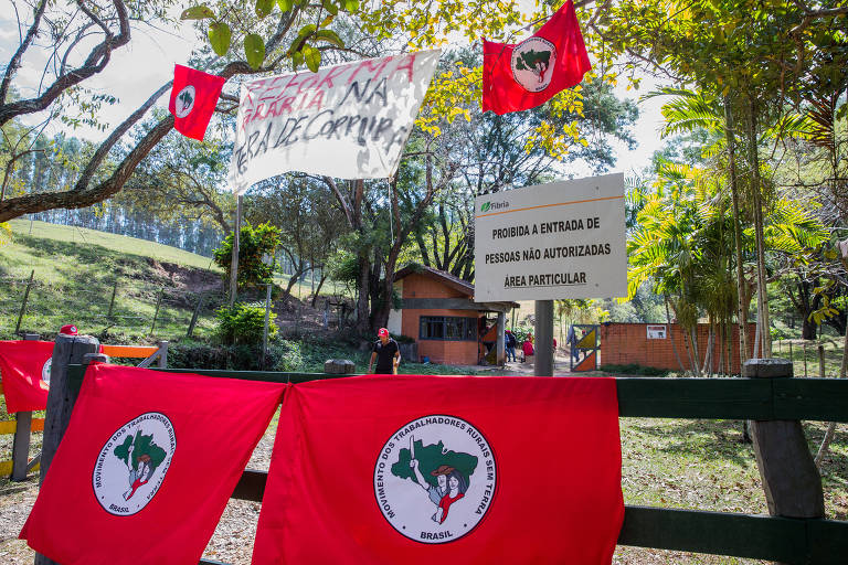 Bandeiras do MST na invasão da fazenda Esmeralda, em Duartina, no interior de São Paulo