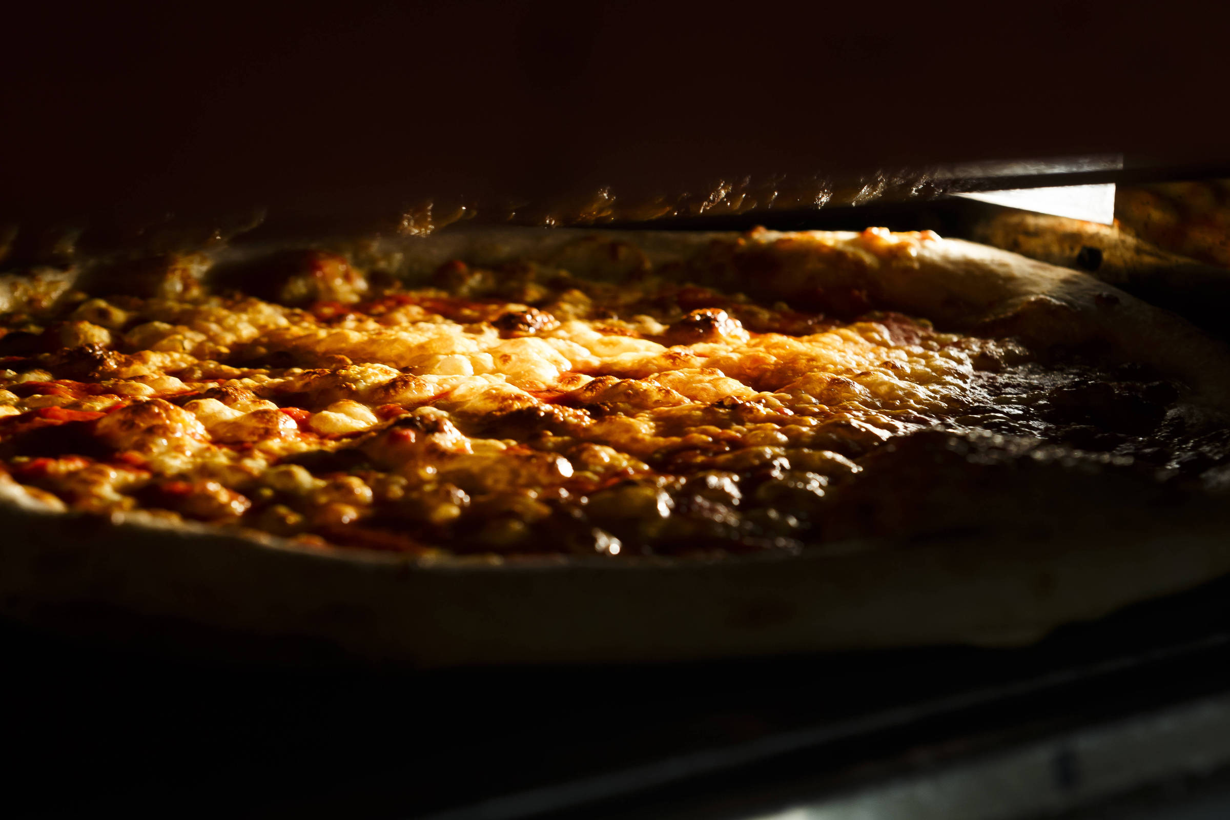 Sem poder entrar em restaurantes de NY, Bolsonaro come pizza na rua