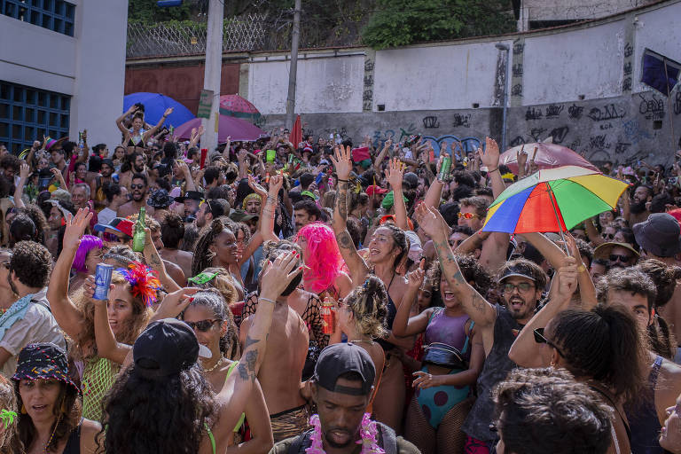 Foliões durante bloco de carnaval clandestino nas ruas do centro do Rio de Janeiro