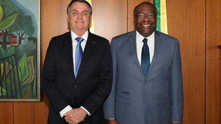 Jair Bolsonaro ao lado de Carlos Decotelli, que ficou apenas cinco dias no cargo