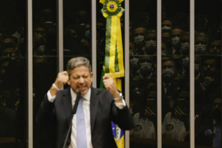 O presidente da Câmara dos Deputados, Arthur Lira, fez coro ao discurso de Bolsonaro após queda do petróleo. "A Petrobras agora vai baixar o combustível? O óleo diesel é mais barato fora do que aqui. Nós vamos ter redução de preço, ou é só como uma invasão, que vai avançando, avançando, e não recua?", disse