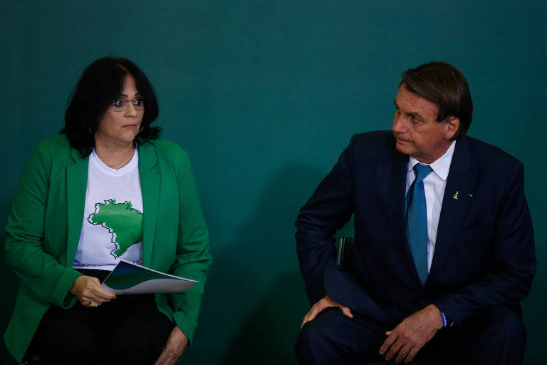 O presidente Jair Bolsonaro (à dir) e a ministra dos Direitos Humanos, Damares Alves