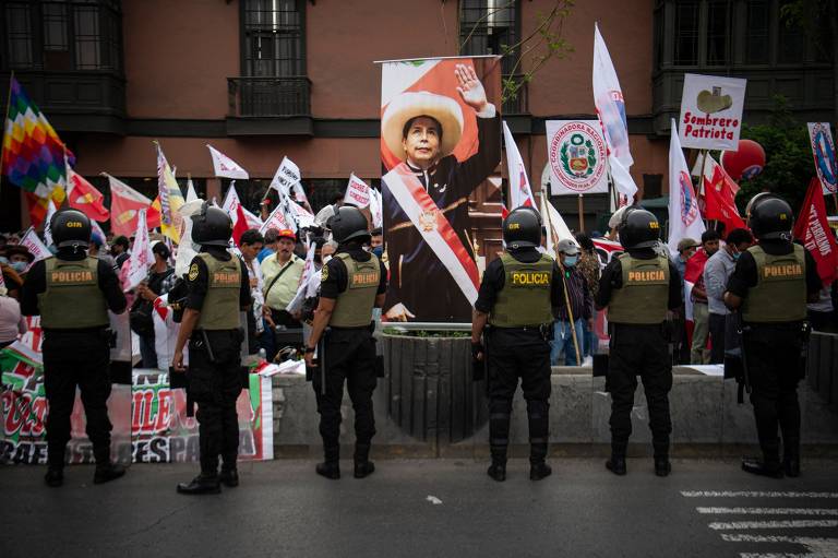 Enquanto a moção de vacância contra o presidente do Peru, Pedro Castillo, foi debatida no Congresso, pessoas foram às ruas da capital Lima protestar contra e a favor do político
