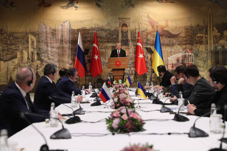 O presidente turco, Recep Tayyip Erdogan, fala às delegações russa e ucraniana em Istambul