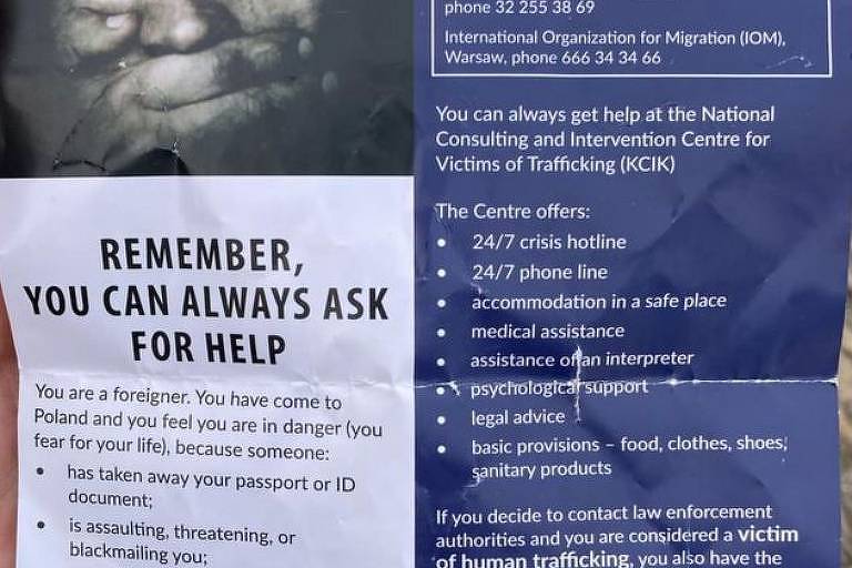 Refugiados recebem panfletos com informações sobre direitos e como evitar abusos e violência