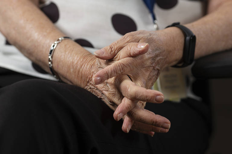 Detalhe das mãos da professora Helena Nader, recém-eleita presidente da Academia Brasileira de Ciências (ABC) em seu laboratório na Unifesp