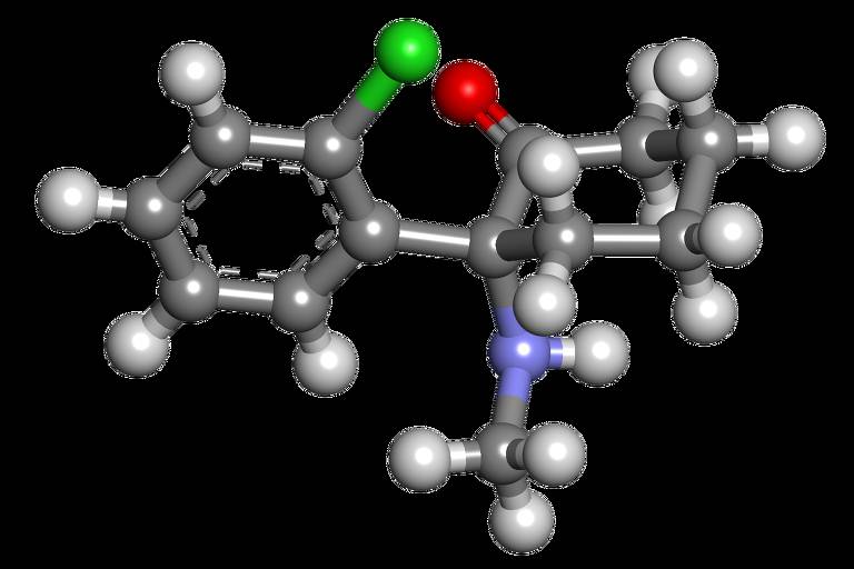 Modelo em 3D de molécula de cetamina com cilindros e esferas representando átomos e suas ligações