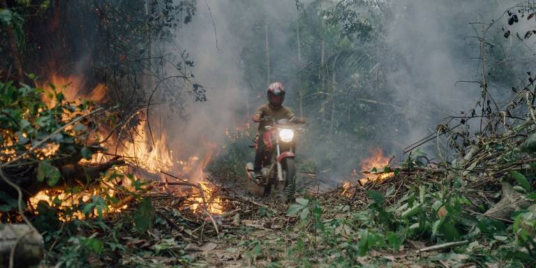 Cena de 'O Território', filme que mostra a luta de um grupo de indígenas contra o desmatamento causado em uma área protegida da floresta amazônica