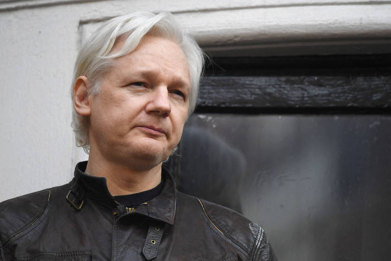 O fundador do Wikileaks, Julian Assange, na varanda da embaixada do Equador em Londres, onde ficou refugiado