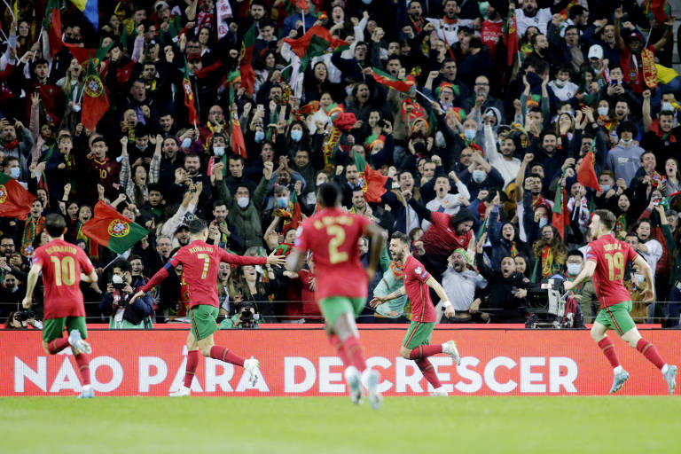 Jogadores da seleção de Portugal comemoram gol contra Macedônia