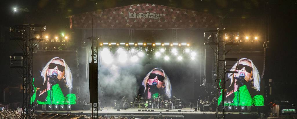 A cantora Miley Cyrus se apresenta no palco Budweiser para fechar o segundo dia de shows do Lollapalooza de 2022