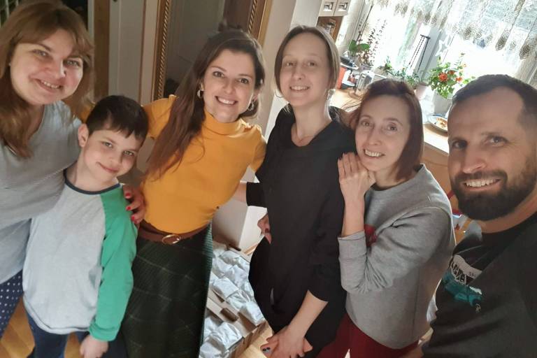 A brasileira Daiane Anzolin (de amarelo) com o noivo e ucranianos que recebeu em sua casa