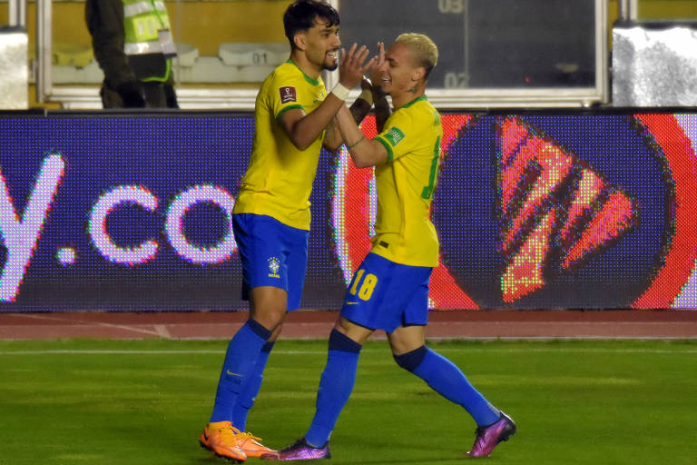Lucas Paquetá e Antony comemoram gol em partida entre Brasil e Bolívia