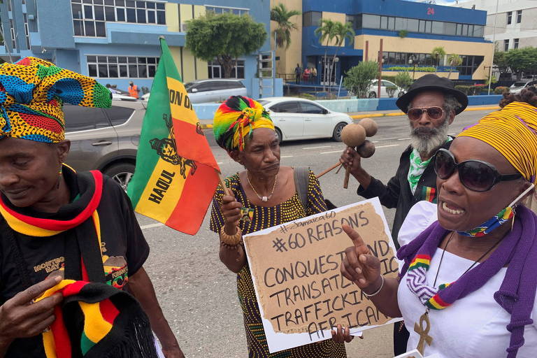 Manifestantes protestam contra a presença do duque e da duquesa de Cambridge na Jamaica
