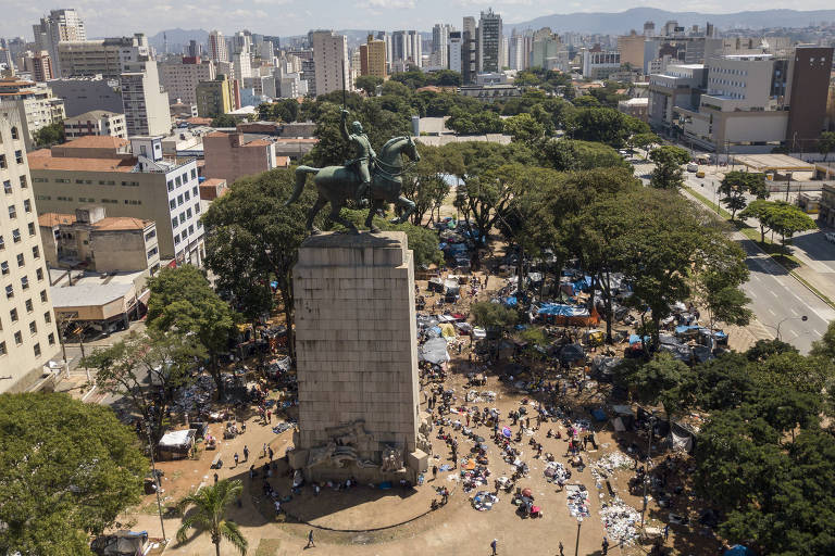 Imagem aérea mostra aglomeração de pessoas e barracas na praça Princesa Isabel, no centro de São Paulo