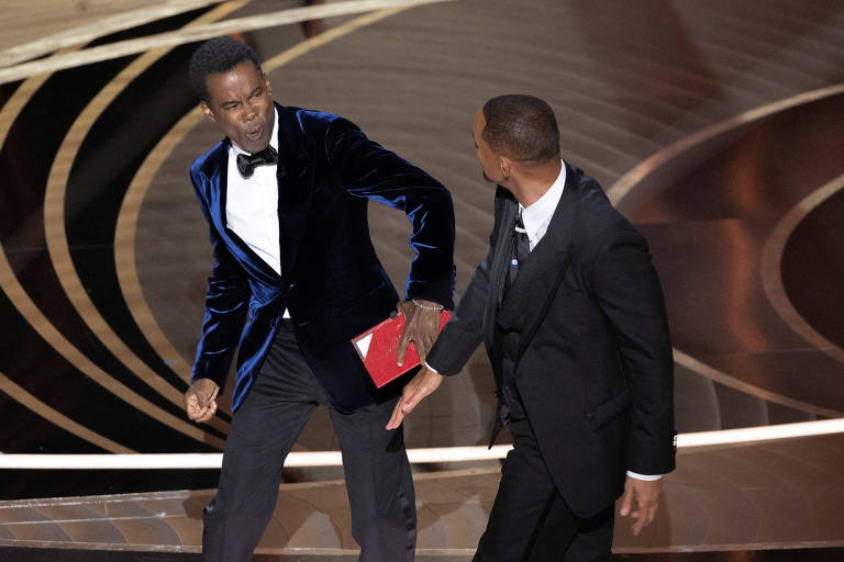O ator Chris Rock reage depois de levar um tapa de Will Smith durante a cerimônia do Oscar