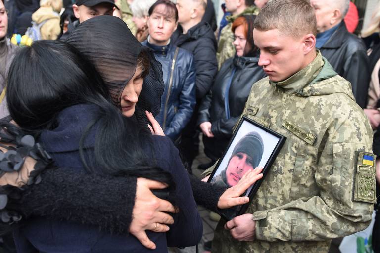 Soldados ucranianos são enterrados em Lviv no 35º dia da guerra; veja fotos do conflito
