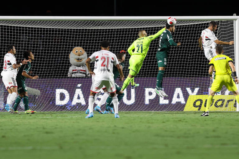 Lance da partida entre São Paulo e Palmeiras na primeira fase do Paulista