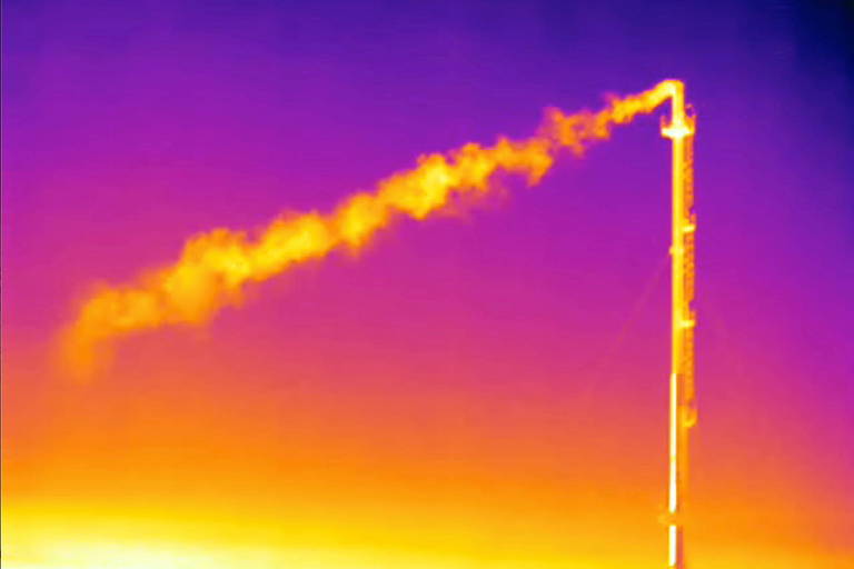 Imagem térmica mostra a liberação de metano na atmosfera em uma fábrica na Itália