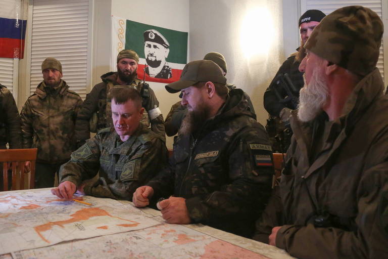 Kadirov, de barba e boné, ouve o general russo Andrei Mordvitchev sobre as ações em Mariupol