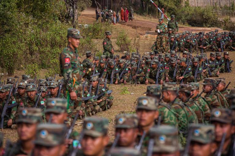 Jovens em Mianmar trocam vida na cidade por insurgência na selva 1 ano após golpe