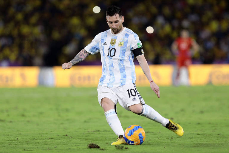 Messi chuta a bola na partida da Argentina contra o Equador, pelas Eliminatórias da Copa, em Guayaquil